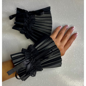 Плісовані манжети-наручники зі шкірозамінника. Photo 2